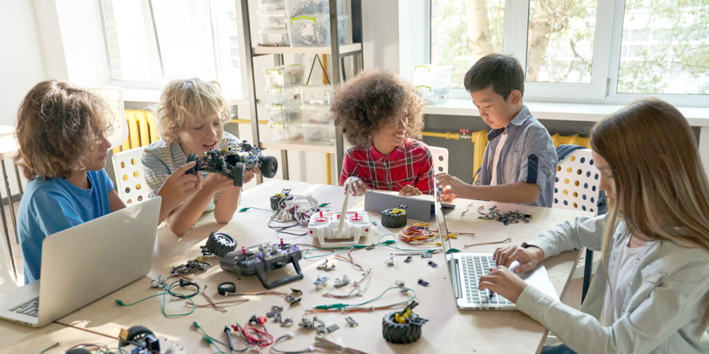 Kinder bauen an einem Technik Projekt